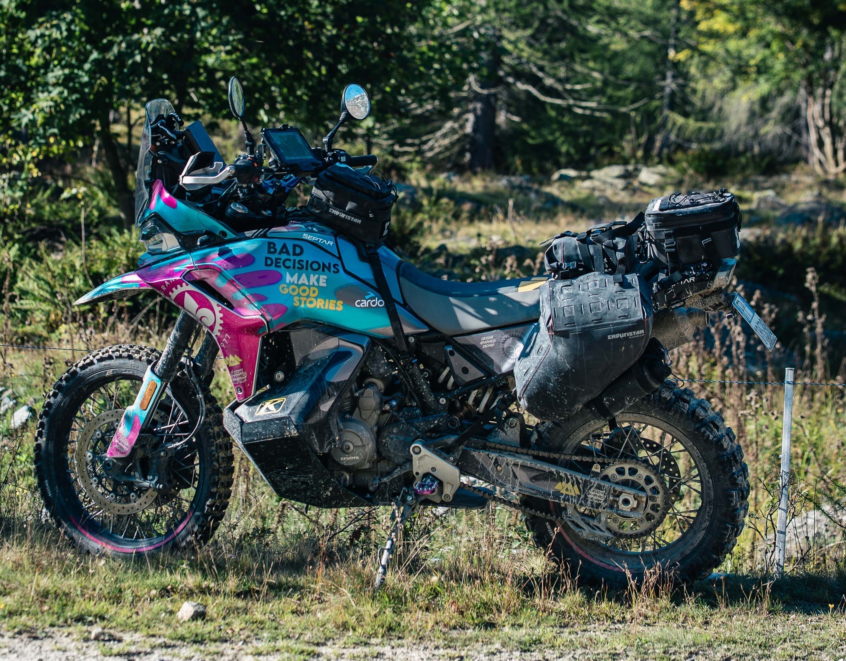 Roll-top sau fermoar: ce face cu adevărat un bagaj moto impermeabil
