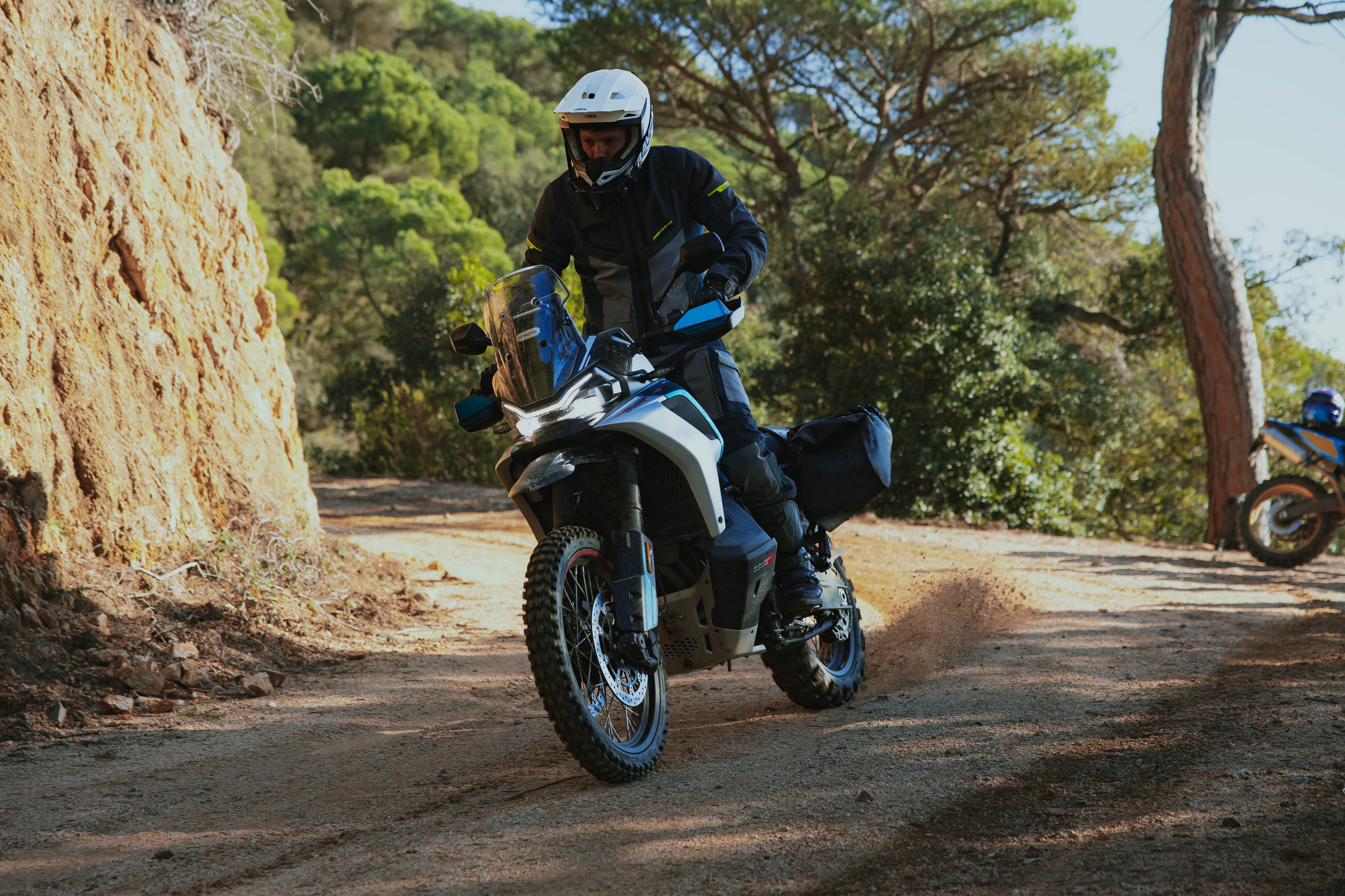 Bagaje moto impermeabile Enduristan în ploaie
