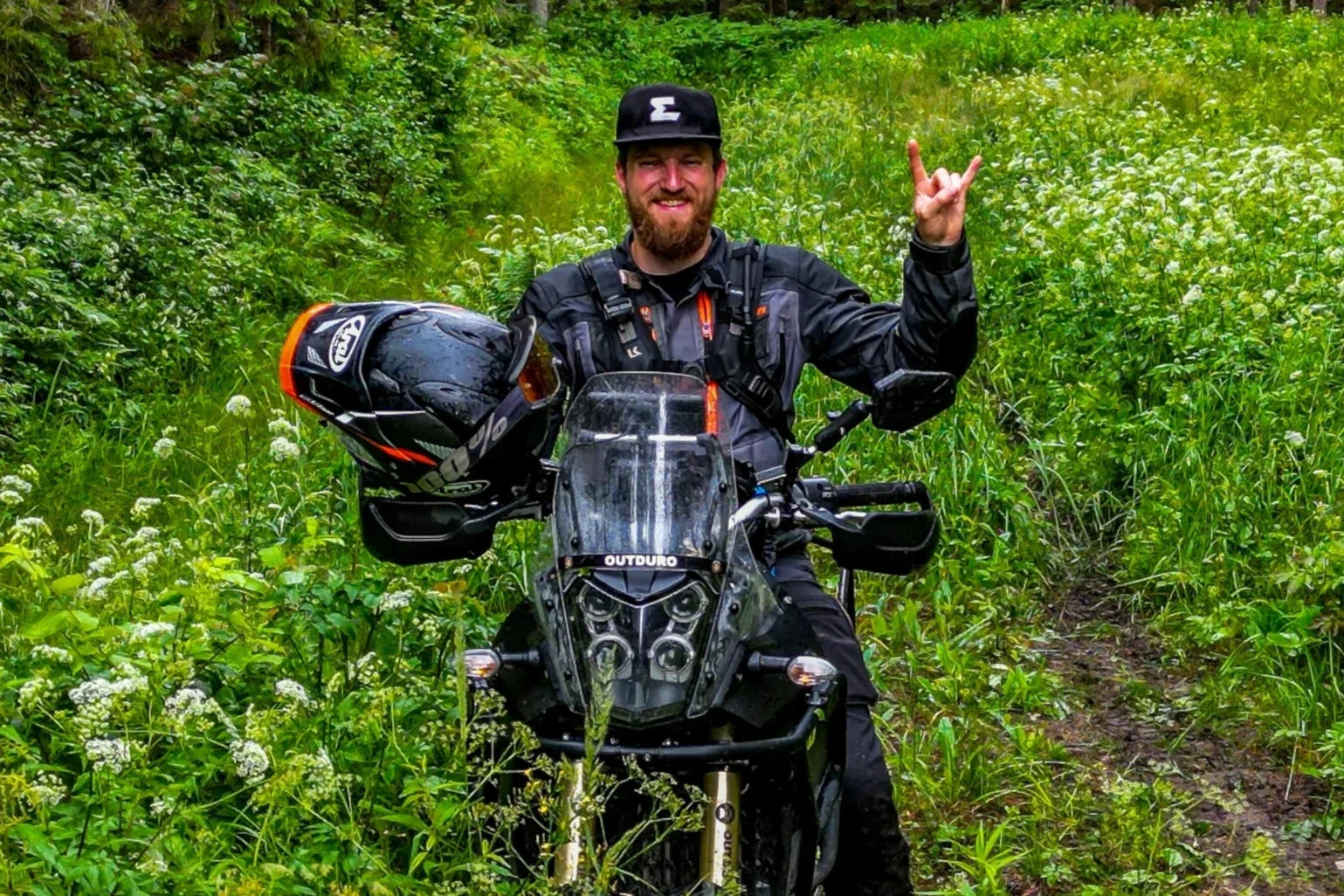 Rihards Grunte, fondator OUTDURO, pe motocicleta sa adventure