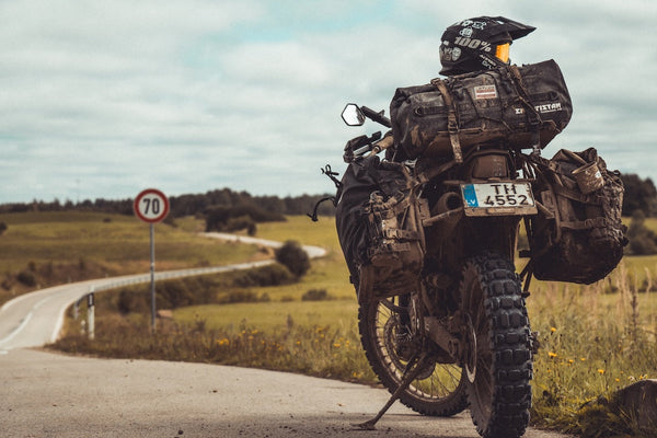 Pregătirea motocicletei și a bagajelor pentru o tură Enduristan