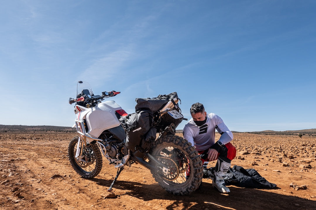 Reparații moto pe drum cu echipament Enduristan