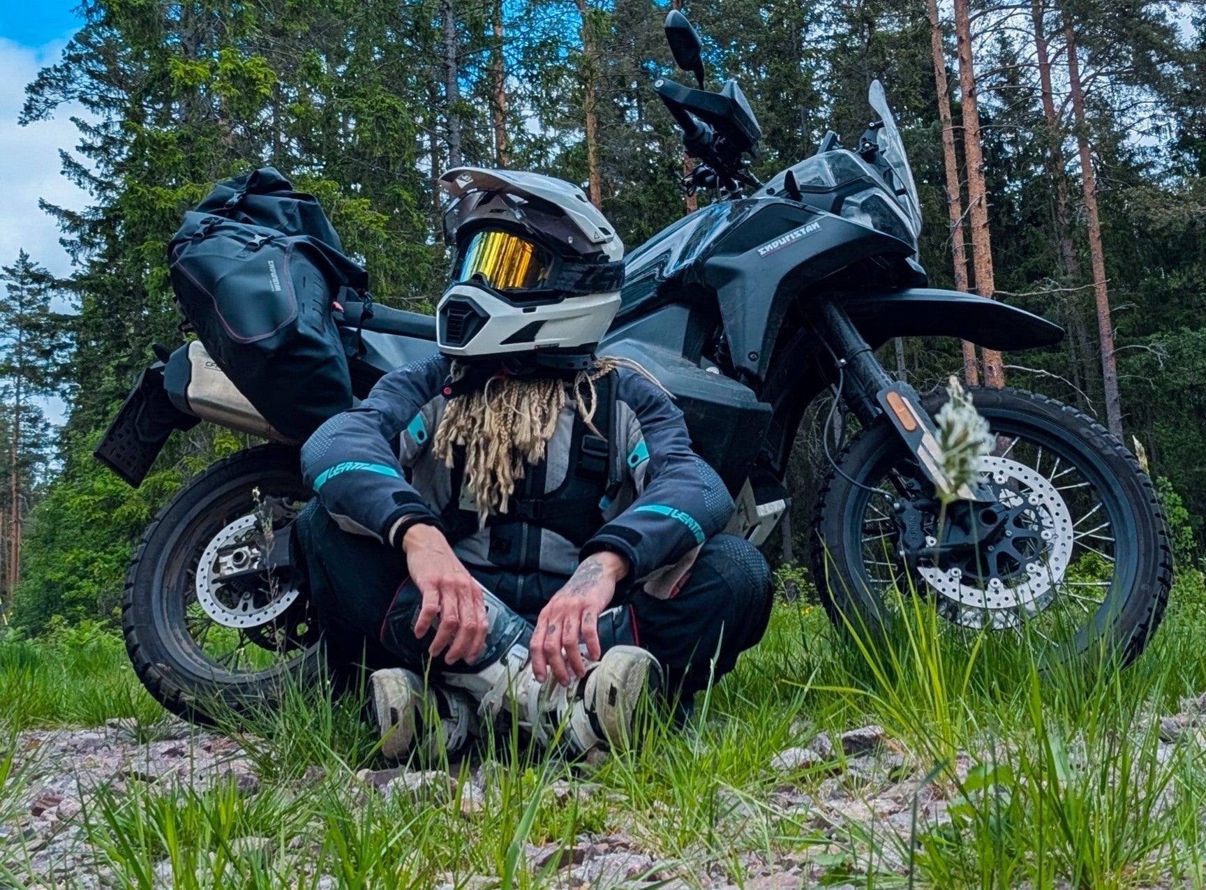 Directorul de marketing Enduristan în timpul unei călătorii moto